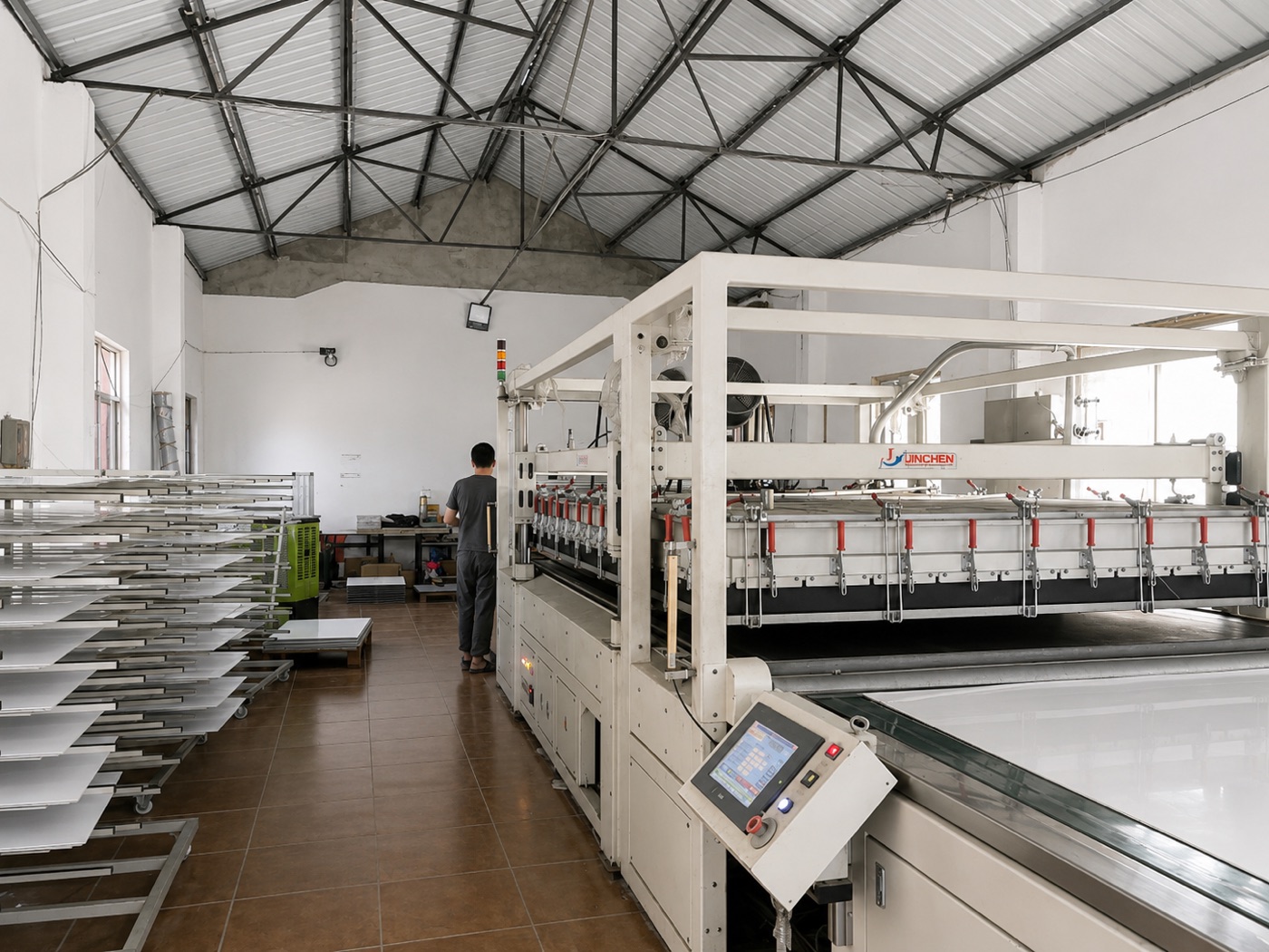 Taller de paneles solares：Equipos y área de producción de paneles solares