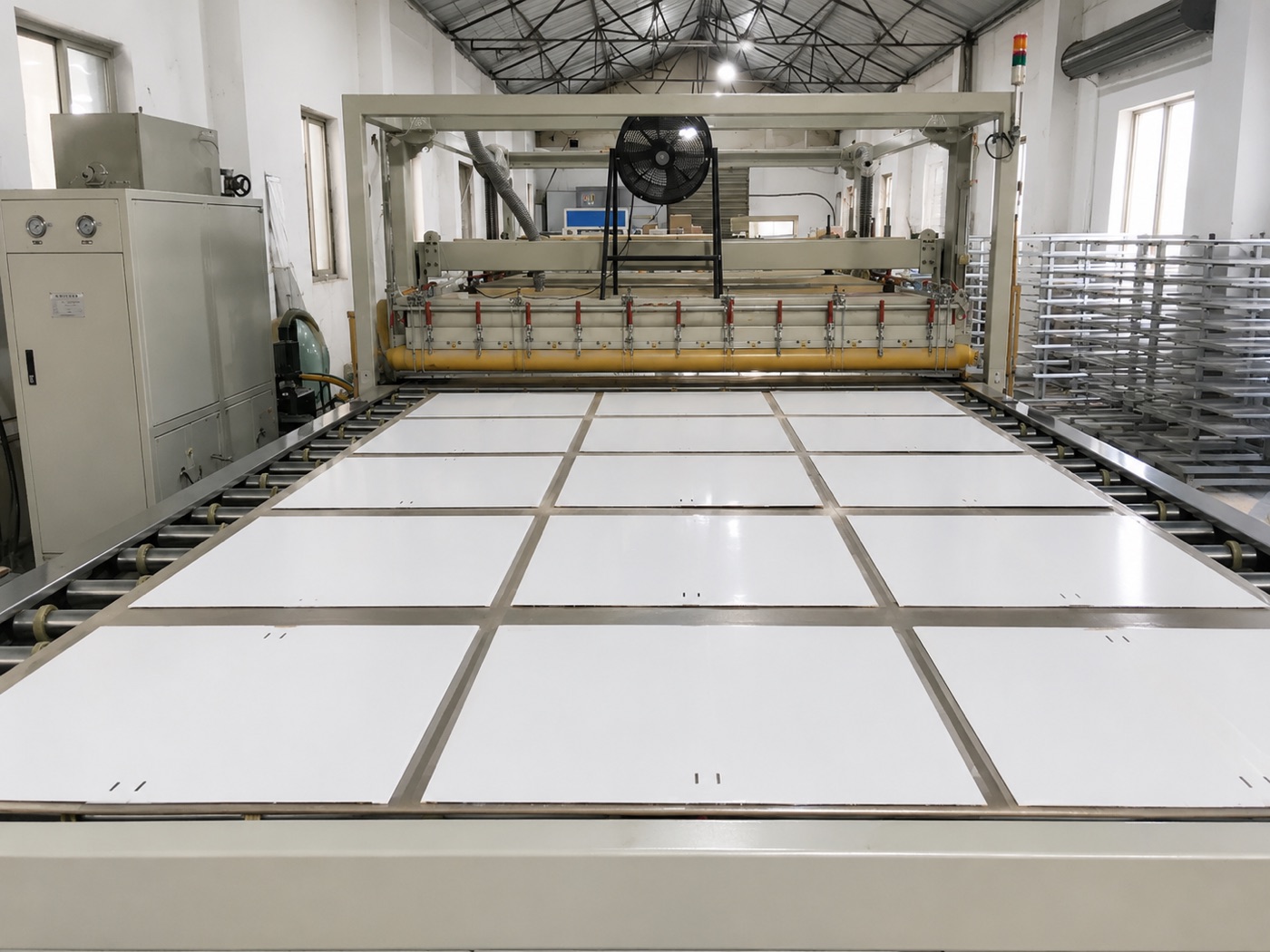 Prensa de paneles solares：Equipo de prensado para paneles solares